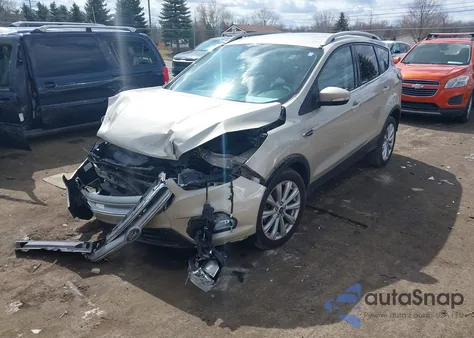 2017 Ford Escape Titanium z USA, uszkodzony, nr VIN 1FMCU0JD8HUB59464